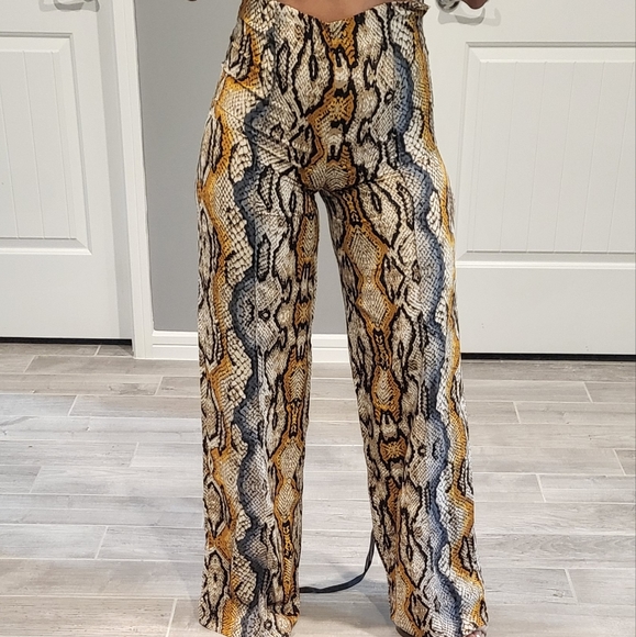 PrettyLittleThings Snake Skin Print Pants - Picture 5 of 5